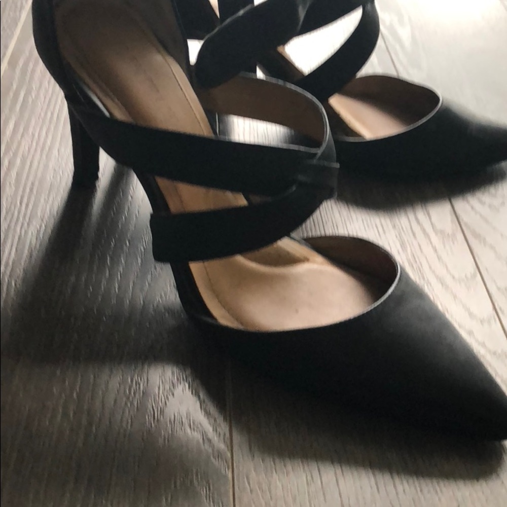 Ellen Tracy black leather strap heels